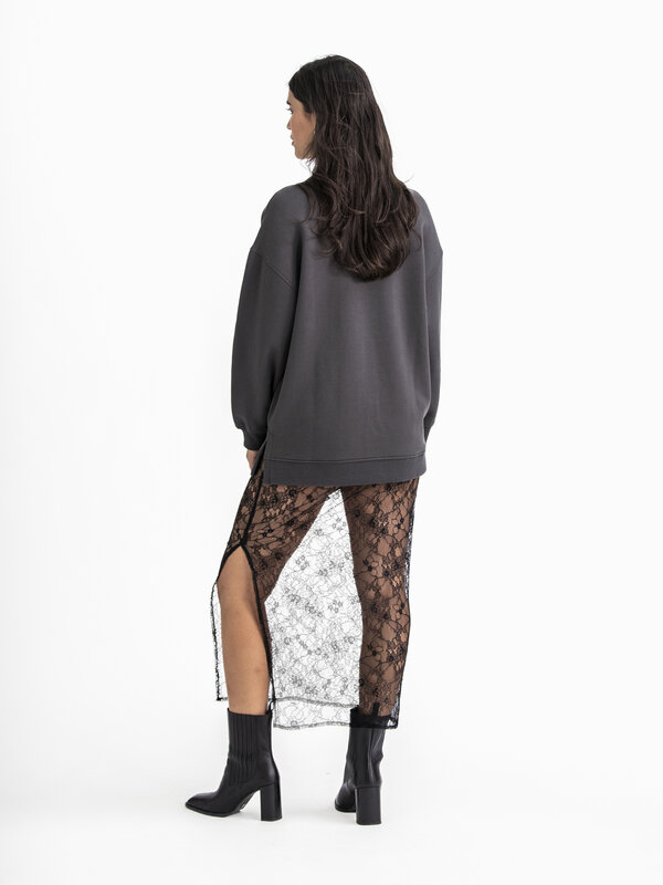 Selected Sweat Gia Yrsa 4. À la veille de l'automne, ce pull vous comblera. L'anthracite s'accorde avec toutes les tenues...