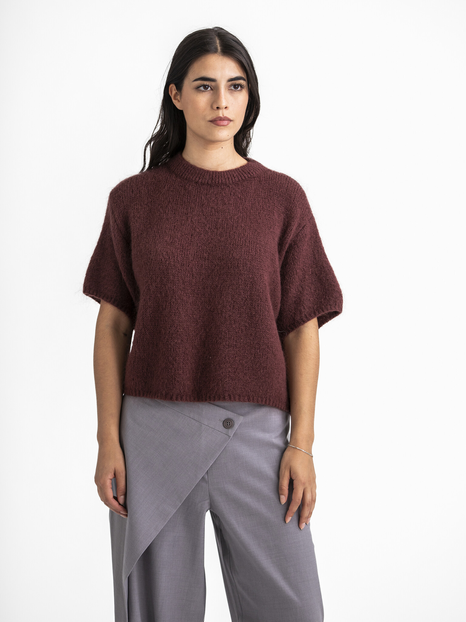 Le Marais Gebreide trui Dora 1. Trek jij naar kleuren die net wat warmer zijn, dan zal deze bordeauxrode trui je hart sne...