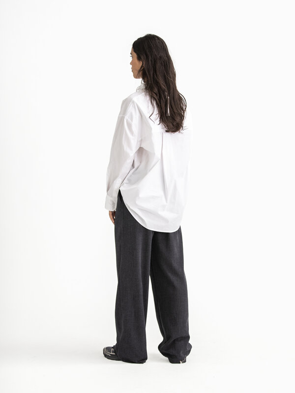 Les Soeurs Chemise en coton Tanya 8. Un classique avec de l'attitude: grâce à cette chemise blanche, vous disposez toujou...