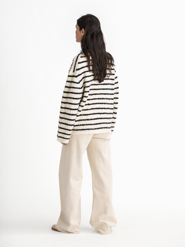 Les Soeurs Wijde jeans Jules 6. Maak kennis met je nieuwe favoriete jeans, Jules! De lichte kleur, relaxte pasvorm en bre...
