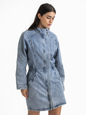Mini robe en jean. Toutes les femmes le savent: une bonne robe en denim est essentielle dans votre garde-robe. Avec ses c...