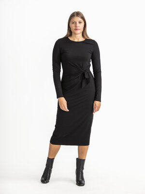 Robe Beate. Voici la petite robe noire 2.0. Cette robe midi, subtilement boutonnée à la taille, respire le luxe sans effo...