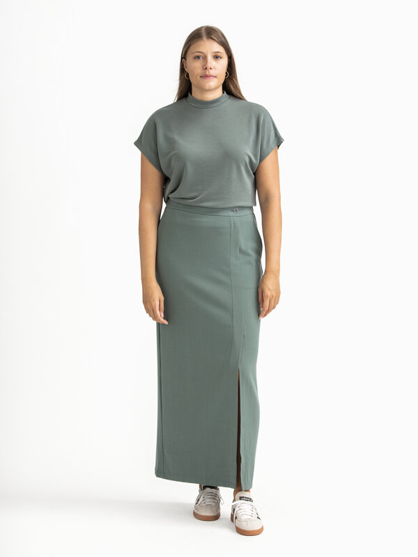 MBYM Jupe Longue en Satin Cristi Edviwa 3. Envie de quelque chose d'un peu différent des couleurs sombres cet automne? Ce...