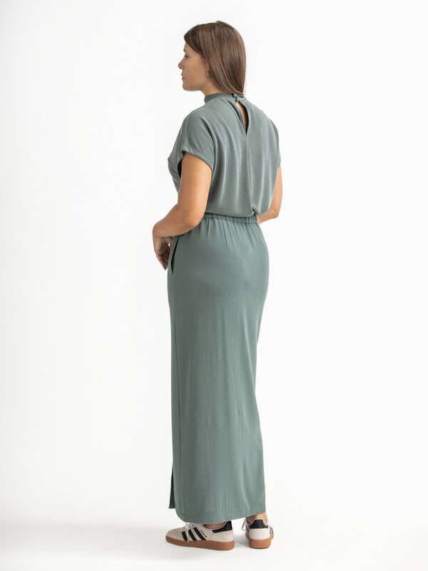 MBYM Satijnen Maxirok Cristi Edviwa 5. Wil je dit najaar iets anders dan alleen maar donkere kleuren? Deze rok in appelbl...