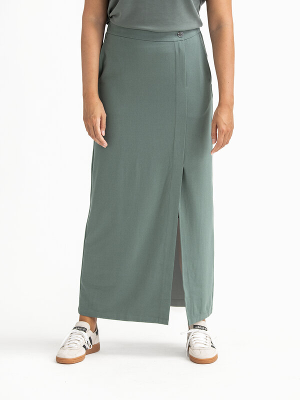 MBYM Satijnen Maxirok Cristi Edviwa 1. Wil je dit najaar iets anders dan alleen maar donkere kleuren? Deze rok in appelbl...