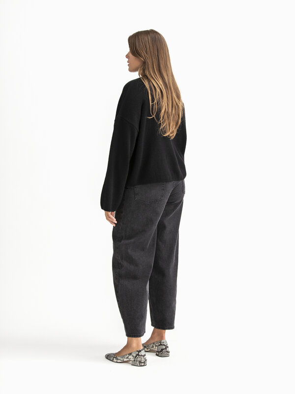Les Soeurs Sweater Anouk 7. With this sweater, you'll be ready to take on any day. The luxuriously soft fabric feels grea...