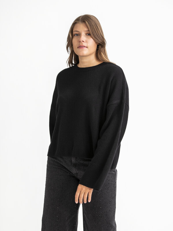 Les Soeurs Sweater Anouk 4. With this sweater, you'll be ready to take on any day. The luxuriously soft fabric feels grea...