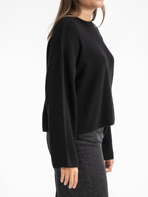 Les Soeurs Sweater Anouk 5. With this sweater, you'll be ready to take on any day. The luxuriously soft fabric feels grea...