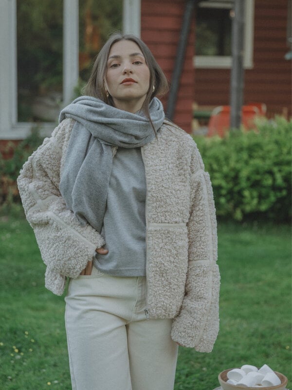 Les Soeurs Cashmere Scarf Nori 2. Walking outside through the cold or still cocooning inside? Never mind: this scarf will...
