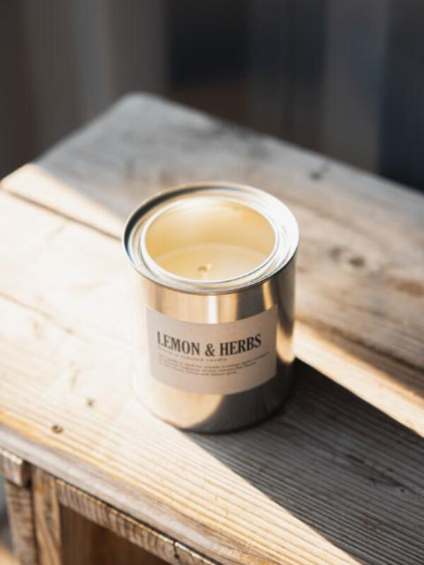 Gusta Bougie parfumée en étain Lemon & Herbs 2. Bye bye, les parfums ennuyeux! Cette bougie mêle le citron au romantisme ...