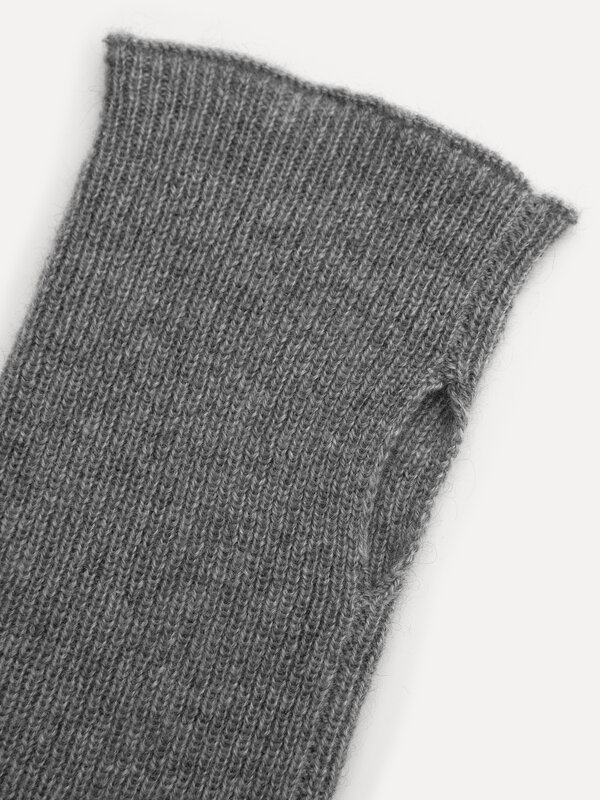 Les Soeurs Cashmere Handschoenen Rae 3. Koude handen en drukke schema’s gaan niet goed samen, maar met deze vingerloze ha...