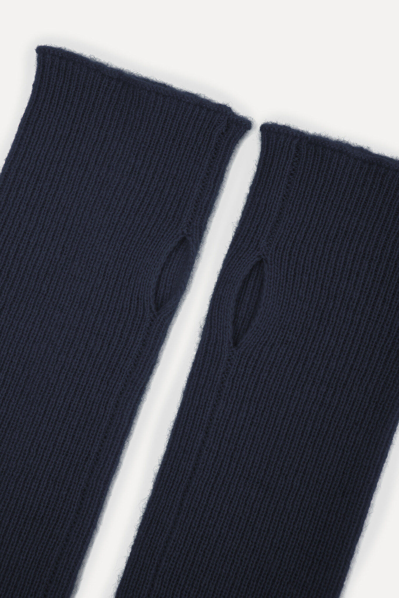Les Soeurs Gants en cachemire Rae 3. À la recherche d'un cadeau? Offrez de la chaleur et du style! Ces gants vous gardero...