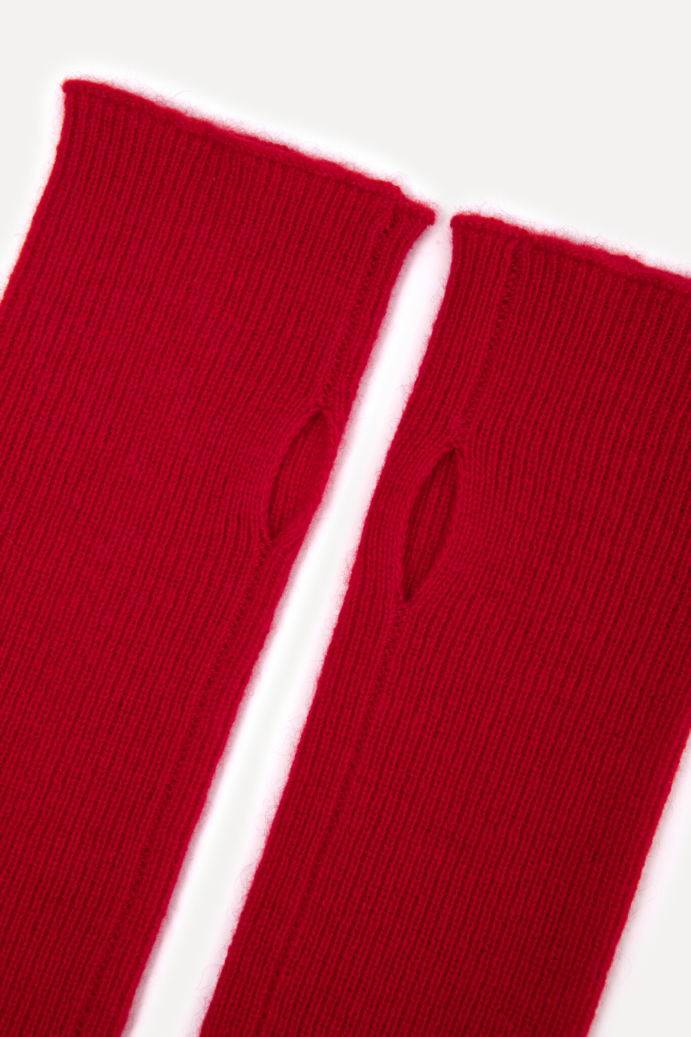 Les Soeurs Gants en cachemire Rae 4. Temps froid, couleurs vives: enfilez ces gants rouge vif pour une course rapide, une...