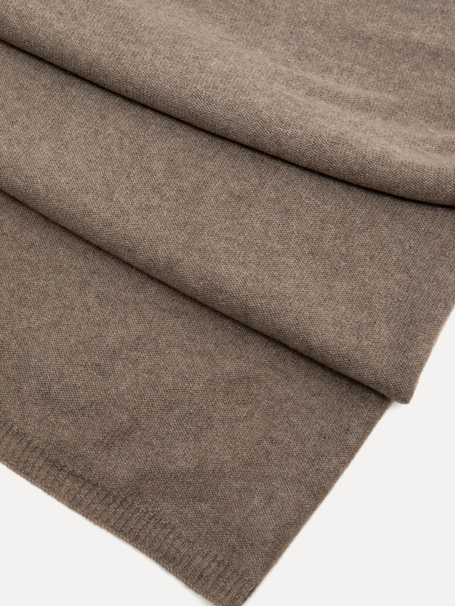 Les Soeurs Cashmere Scarf Nori 3. Beige is the basic every wardrobe needs! Wear this cashmere scarf loose or knotted arou...