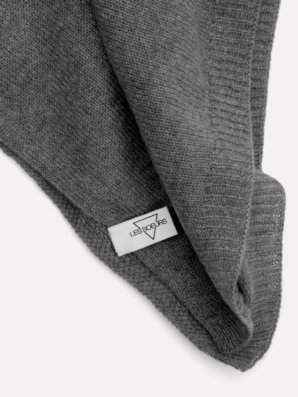 Les Soeurs Cashmere Sjaal Nori 3. Buiten door de kou lopen of toch binnen cocoonen? Het maakt niet uit: deze sjaal wordt ...