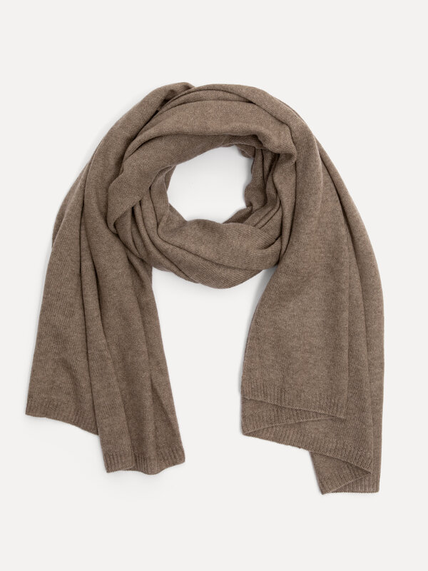 Les Soeurs Écharpe en cachemire Nori. Le beige est le basique dont toute garde-robe a besoin! Portez cette écharpe en cac...