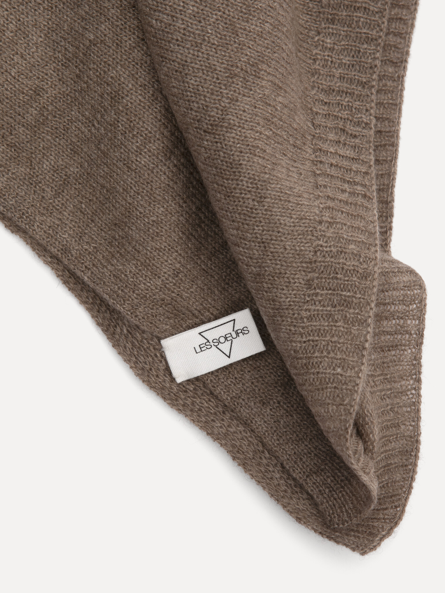 Les Soeurs Cashmere Scarf Nori 4. Beige is the basic every wardrobe needs! Wear this cashmere scarf loose or knotted arou...