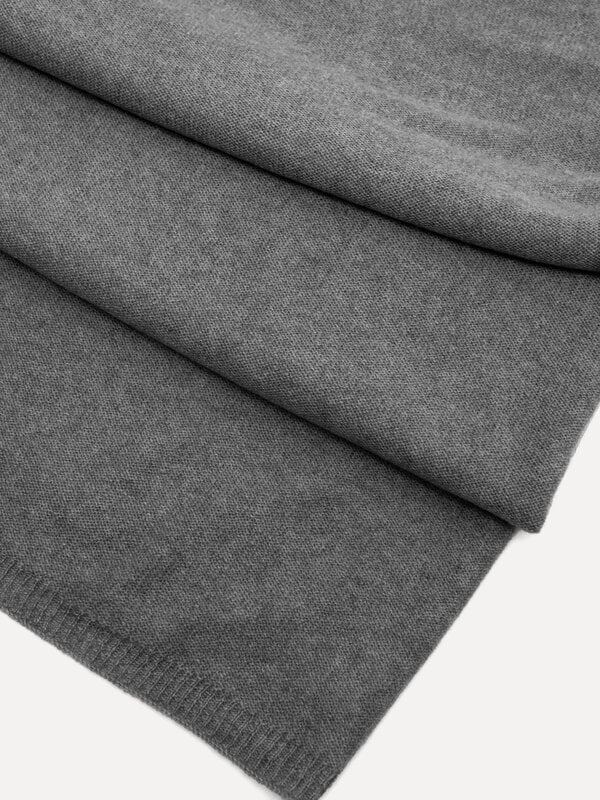 Les Soeurs Cashmere Scarf Nori 4. Walking outside through the cold or still cocooning inside? Never mind: this scarf will...