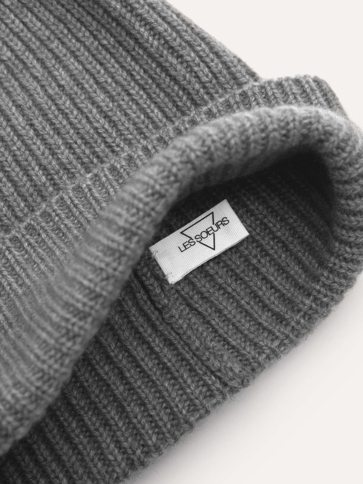 Les Soeurs Cashmere Beanie Pixie 3. Geen wintergarderobe is compleet zonder een goede beanie. Hij houdt je hoofd warm, je...