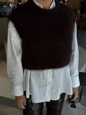 Débardeur Zoey. Créer une garde-robe de qualité, c'est d'abord choisir les bons basiques. Ce spencer marron est l'une de ...