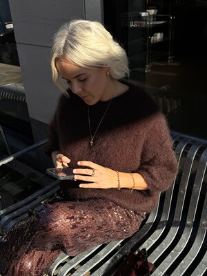 Tricot Stella. Le luxe enveloppé dans un pull! La maille en fourrure ajoute une touche chic à votre tenue, et la coupe am...