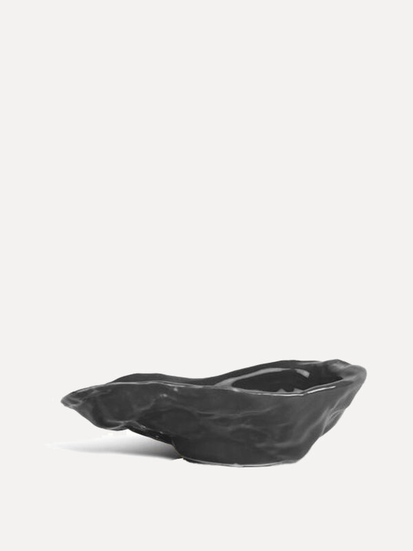 Kom Oester 1. Voor fans van statement pieces: this is the perfect catch! Deze grijze schaal in golvende oestervorm brengt...