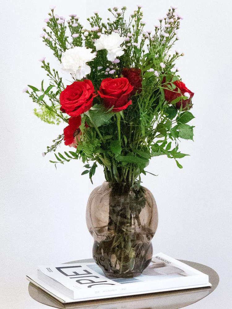 Opjet Petit Vase Bubble 2. Ce vase Bubble en marrón fumé est à la fois un objet d'art et un objet fonctionnel. Les formes...