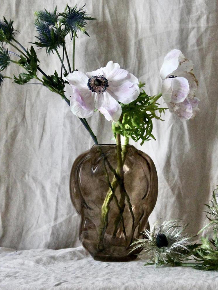 Opjet Petit Vase Bubble 3. Ce vase Bubble en marrón fumé est à la fois un objet d'art et un objet fonctionnel. Les formes...