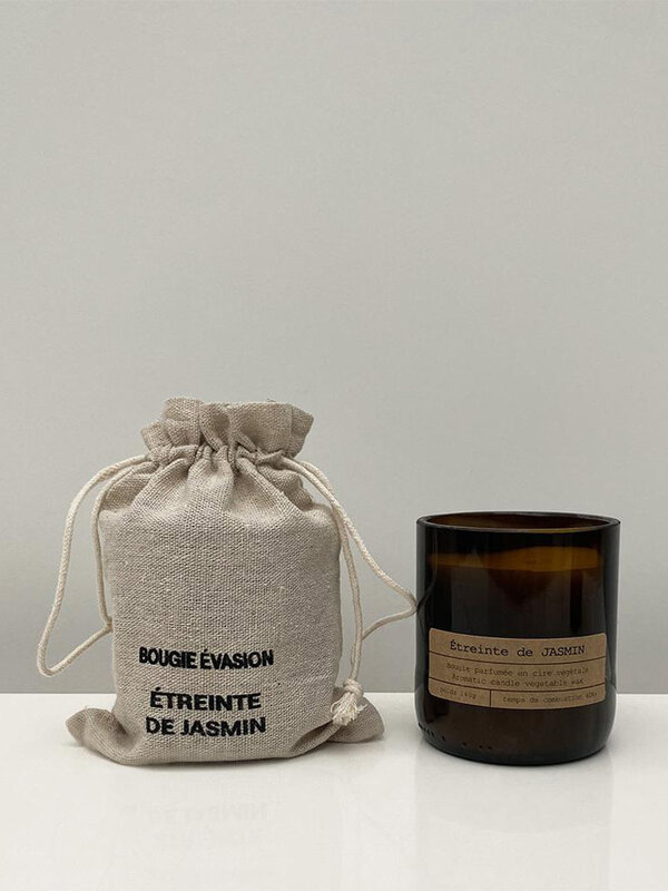 Opjet Geurkaars Jasmijn 2. Summer in Provence, anyone? Deze geurkaars neemt je mee naar een verborgen tuin in Zuid-Frankr...