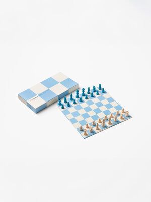 Schaakspel Play. Dacht je dat schaken stoffig was? Dit bord met beige en babyblauwe accenten oogt fris en elegant. Met ho...