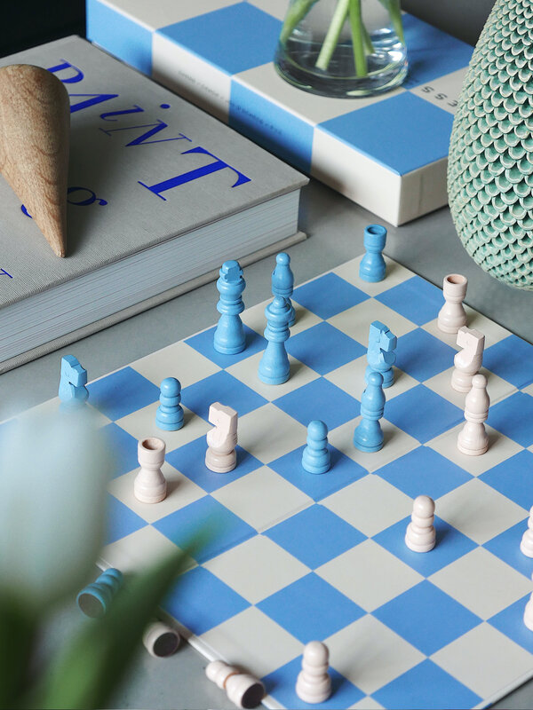 Printworks Échecs Play 3. Vous pensiez que les échecs étaient poussiéreux? Cet ensemble aux accents beiges et bleu est à ...