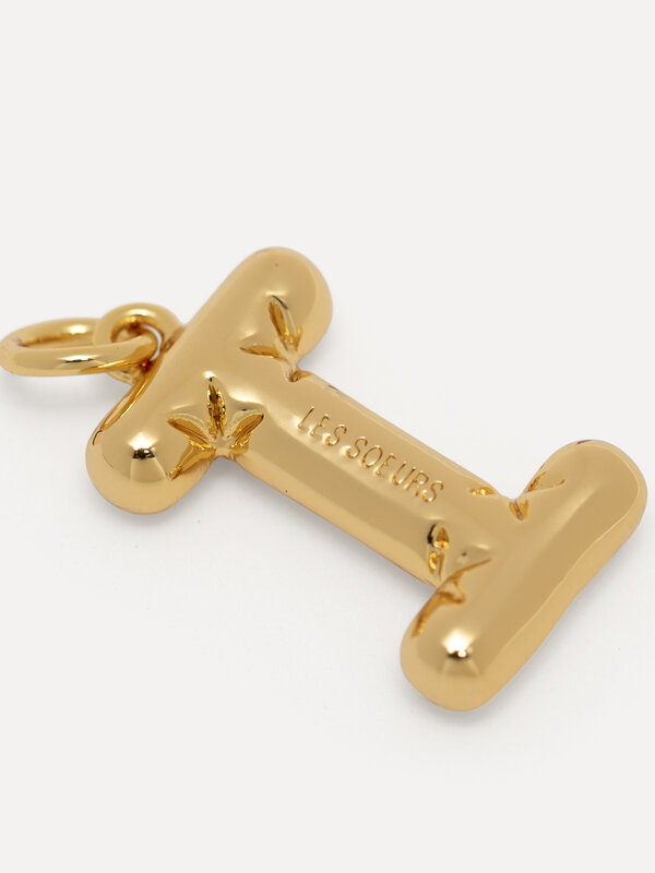 Les Soeurs Pendentif Balloon Letter 3. Exprimer son amour peut être difficile. Par chance, ce lettre plaqué or 14kt fait ...