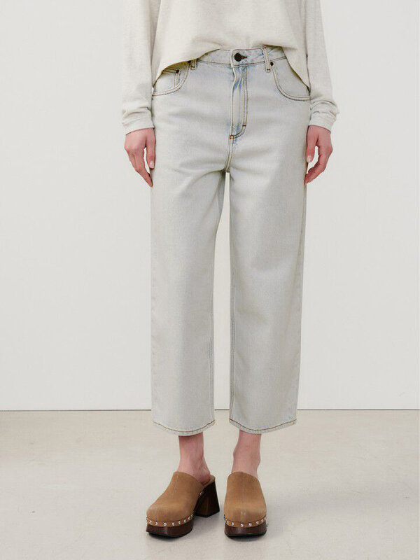 American Vintage Low-rise jeans Joybird 2. Soft in color, low on the hip and totally in line with that casual nineties-co...