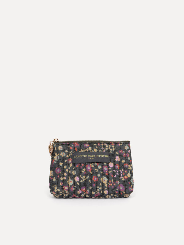 Le Marais Floral pouch Iza 1. A toiletry bag for romantic souls! The floral print in warm shades of purple effortlessly b...