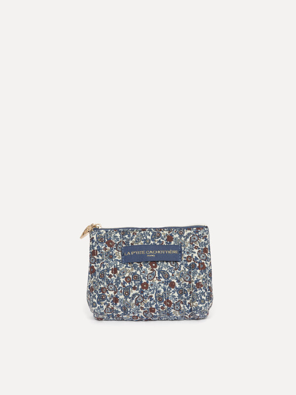 Le Marais Floral pouch Iza 1. A small pouch that deserves to be seen! The Delft color palette gives it classic charm, whi...