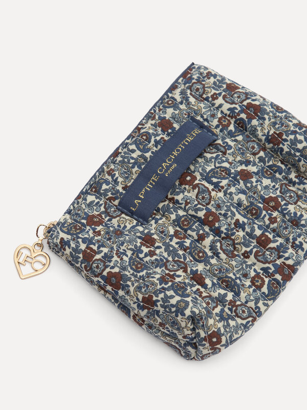 Le Marais Floral pouch Iza 2. A small pouch that deserves to be seen! The Delft color palette gives it classic charm, whi...