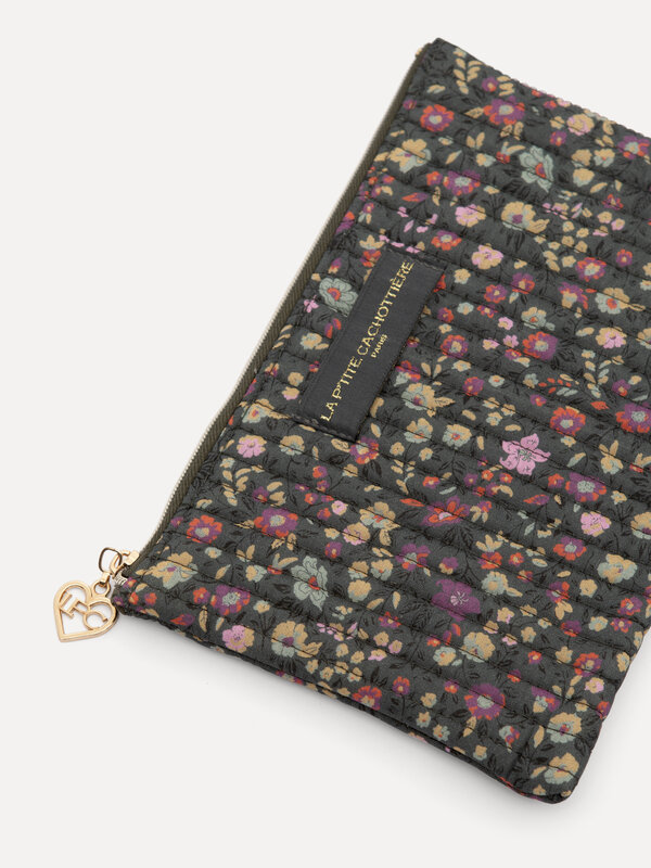 Le Marais Floral toiletry bag Iza 2. For those who love flowers and a tidy bathroom: this toiletry bag in shades of gray ...