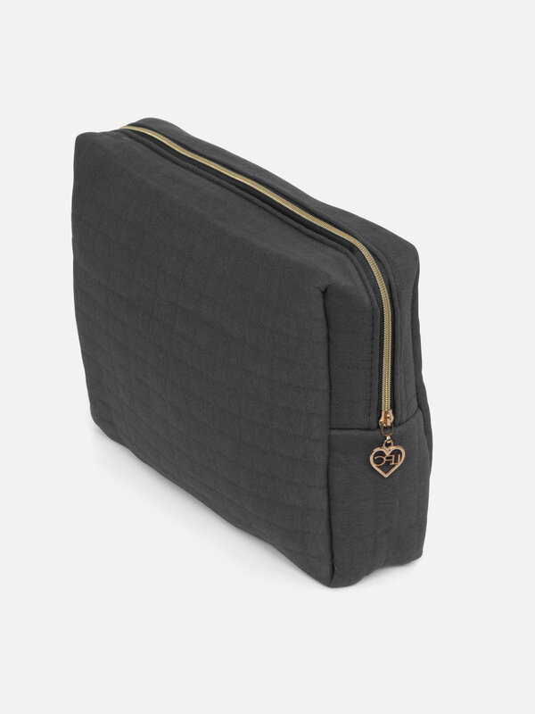 Le Marais Trousse de toilette Iza 2. Envie d'emporter votre routine de salle de bain en voyage? Cette trousse de toilette...
