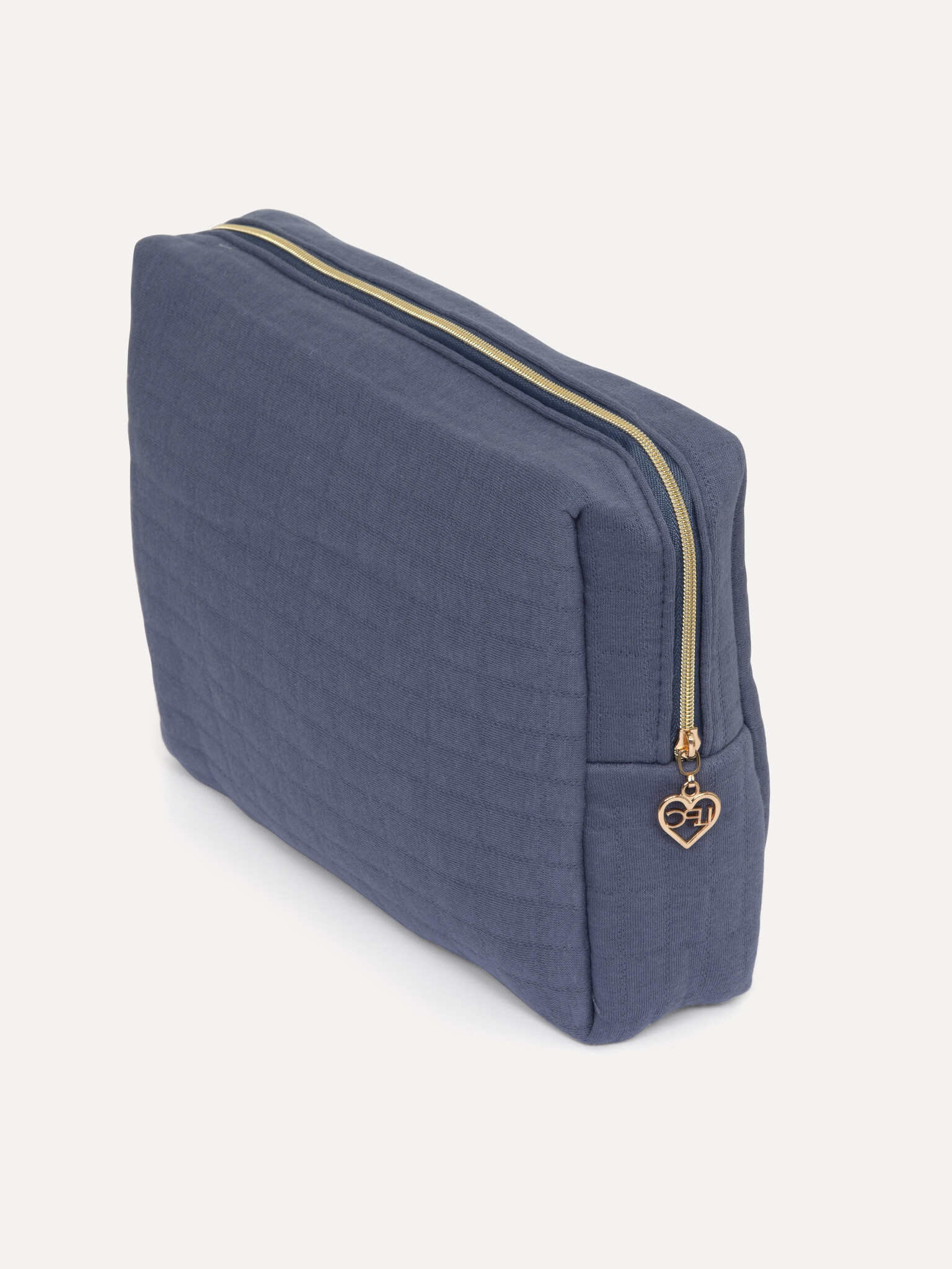 Le Marais Trousse de toilette Iza 2. Spacieuse, pratique et chic! Cette trousse de toilette XL en bleu denim est idéal po...