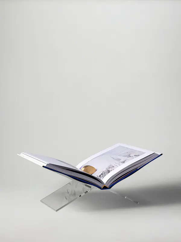 Boekensteun X Clear 2. Laat je mooiste boeken spreken met deze strakke, transparante boekensteun. Het minimalistische ont...