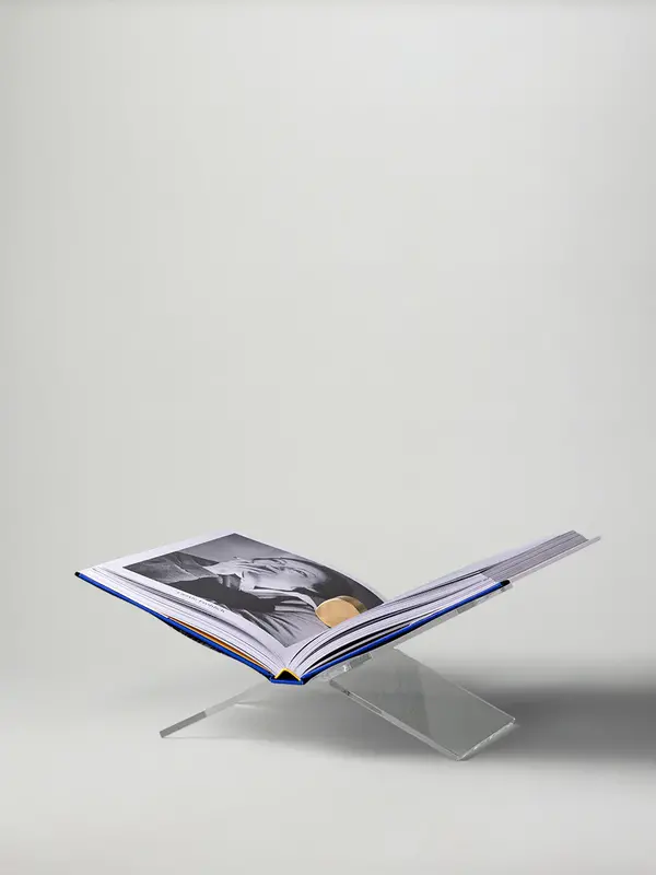 Boekensteun X Clear 3. Laat je mooiste boeken spreken met deze strakke, transparante boekensteun. Het minimalistische ont...