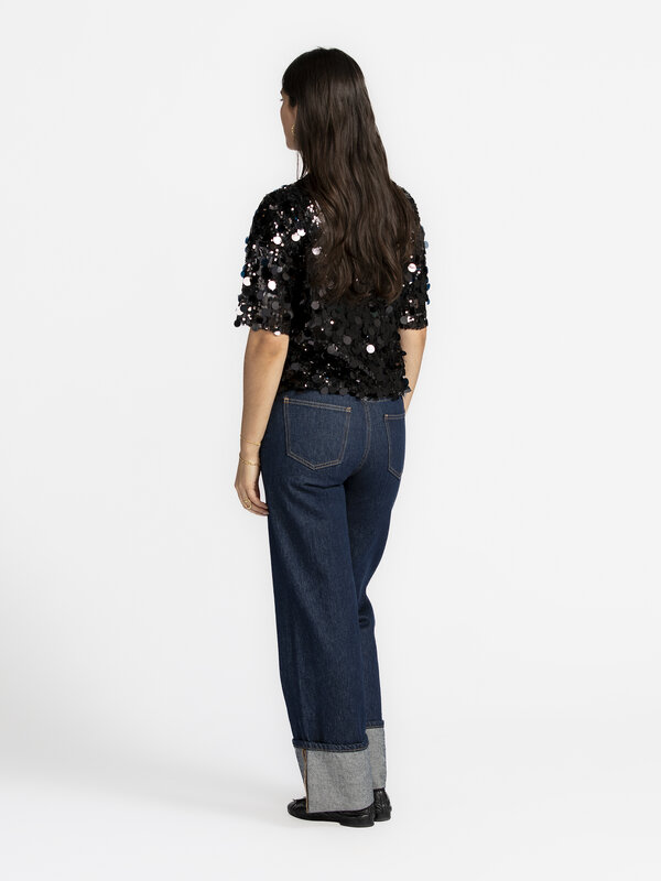 Le Marais Top met sequins Kae 4. Meetings overdag, feestjes 's avonds én geen tijd om je om te kleden? Deze top balanceer...