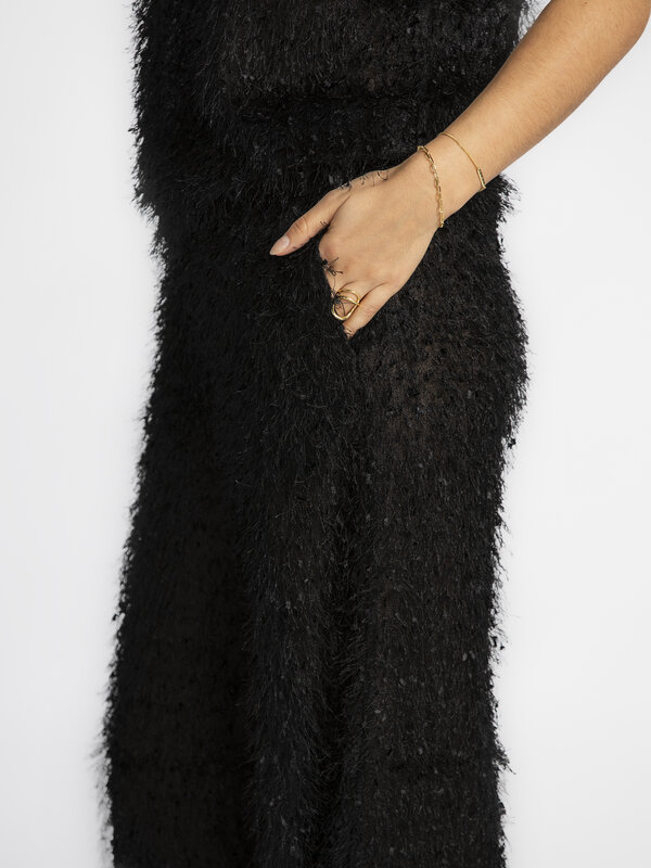 MBYM Broek Emmetta Flufina 4. Hebben, hebben, hebben! Deze broek gaat over meer dan vorm. De bijzondere vezelstructuur br...