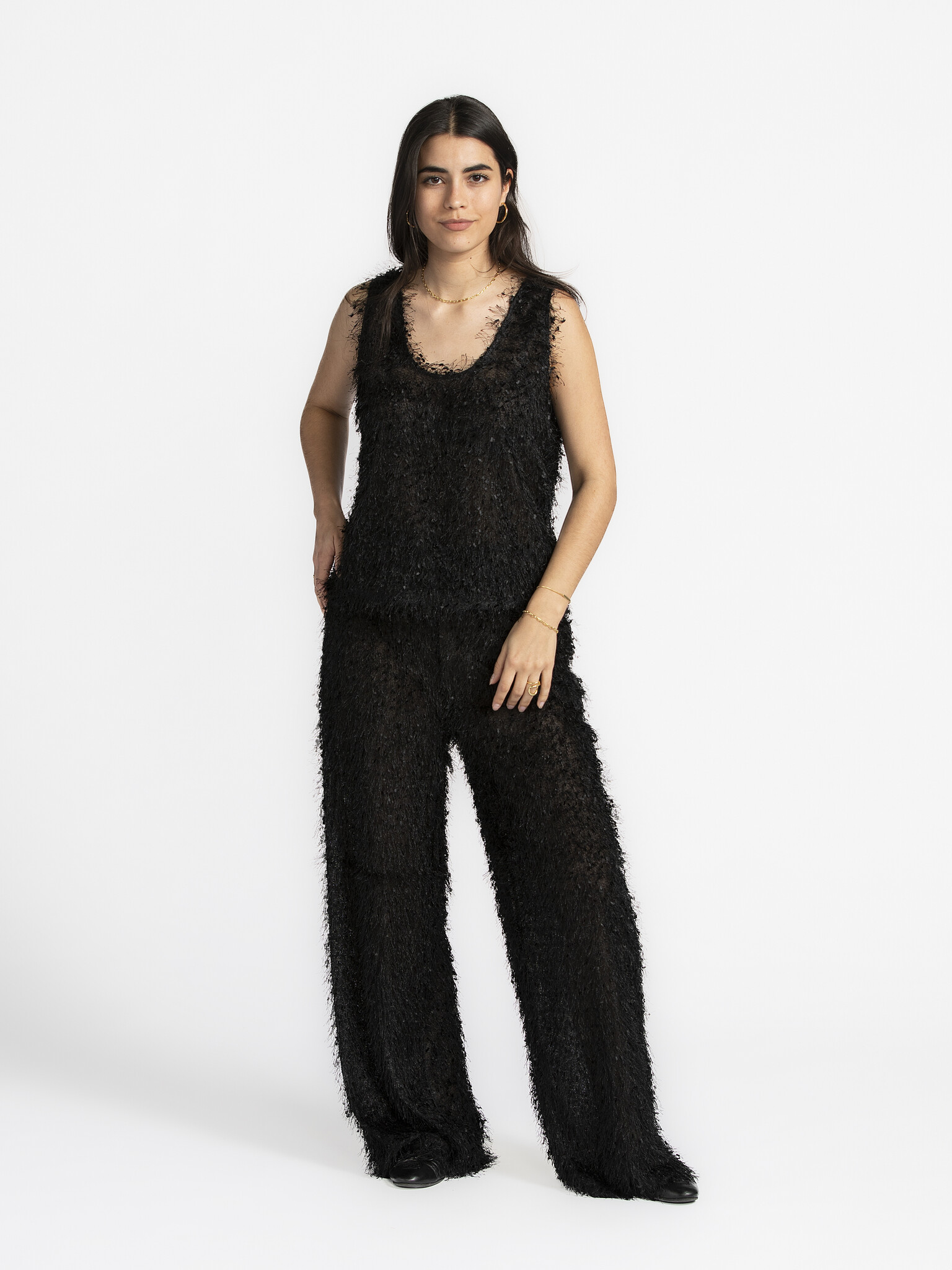 MBYM Broek Emmetta Flufina 1. Hebben, hebben, hebben! Deze broek gaat over meer dan vorm. De bijzondere vezelstructuur br...