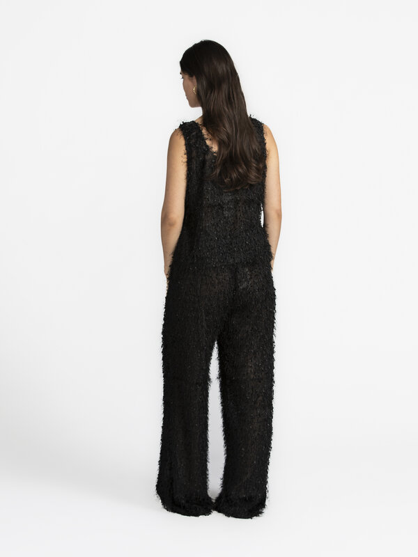 MBYM Broek Emmetta Flufina 5. Hebben, hebben, hebben! Deze broek gaat over meer dan vorm. De bijzondere vezelstructuur br...