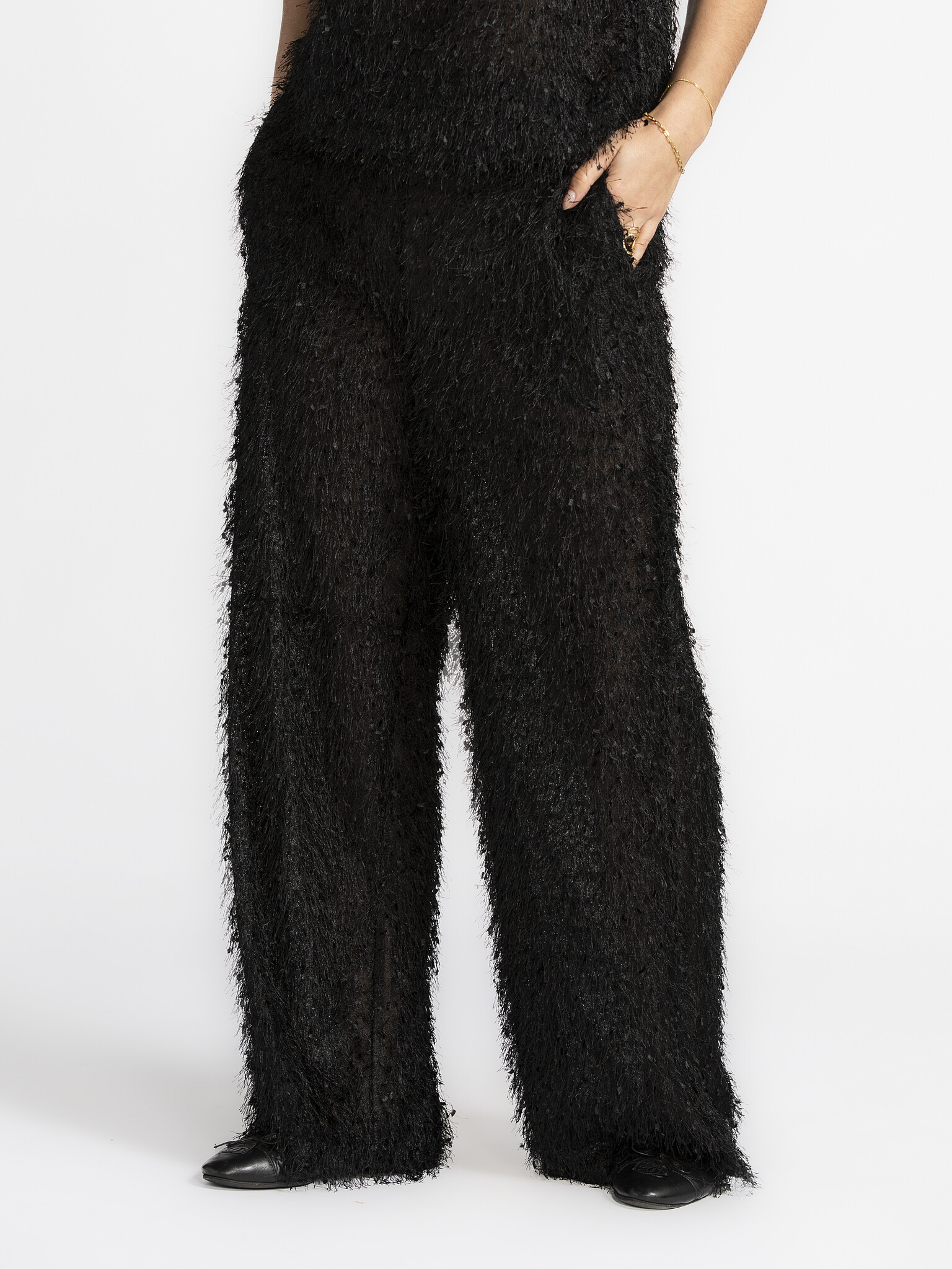 MBYM Broek Emmetta Flufina 3. Hebben, hebben, hebben! Deze broek gaat over meer dan vorm. De bijzondere vezelstructuur br...