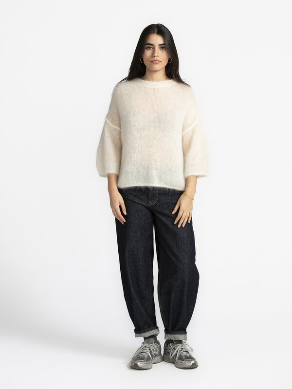 Le Marais Tricot Oversize Stella 4. Throw on and go! Ce pull blanc complétera à coup sûr votre tenue, quelle que soit la ...