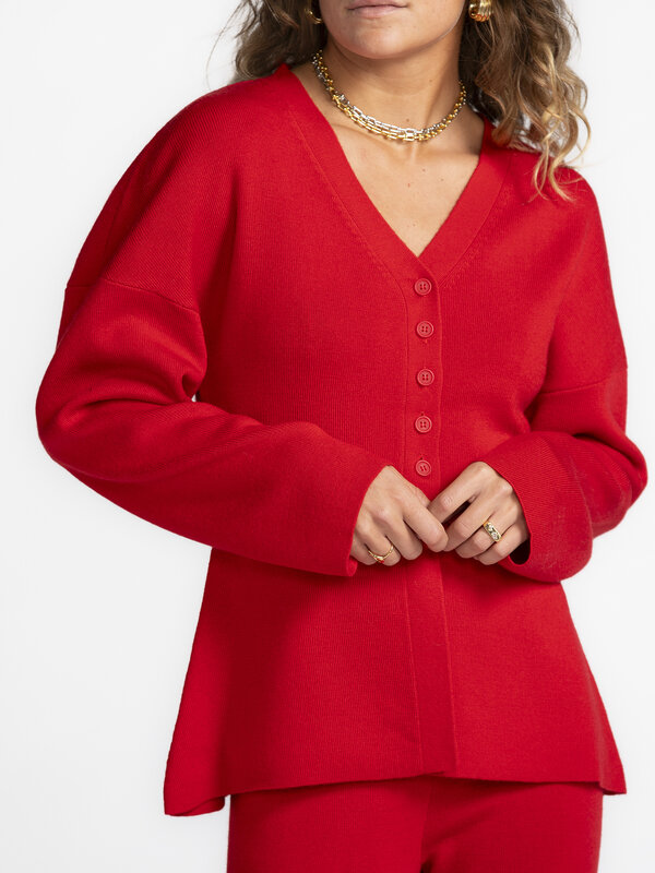 MBYM Cardigan Tricoté Soni Ard 4. Ce cardigan rouge a tout pour plaire, que vous recherchiez un peu de chaleur ou une piè...