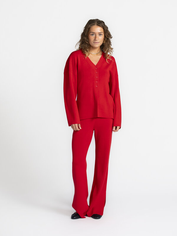 MBYM Gebreide Cardigan Soni Ard 1. Of je nu op zoek bent naar extra warmte of een statement piece voor je outfit, deze ro...