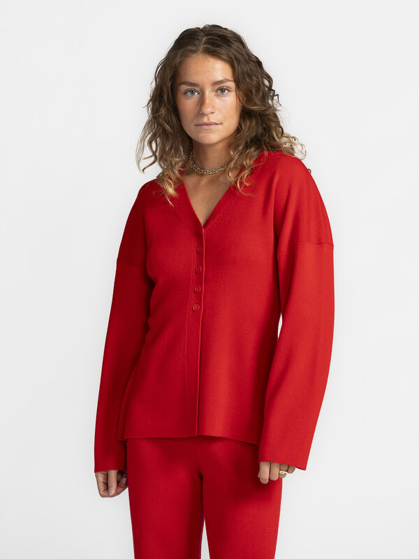 MBYM Knitted Cardigan Soni Ard 3. Whether you're looking for extra warmth or a statement piece for your outfit, this red ...